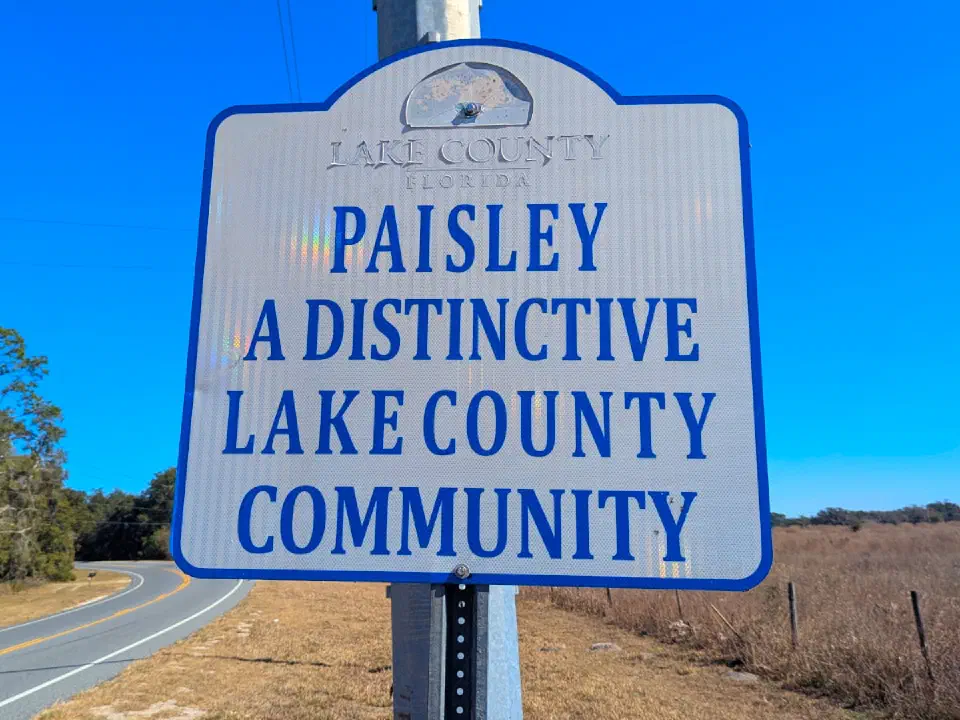 A "Distinctive Lake County Community" road sign for Paisley